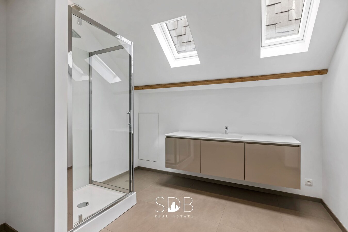 Prachtige villa met zwembad, paardenstallen, paddock en grasland op 1,3HA 