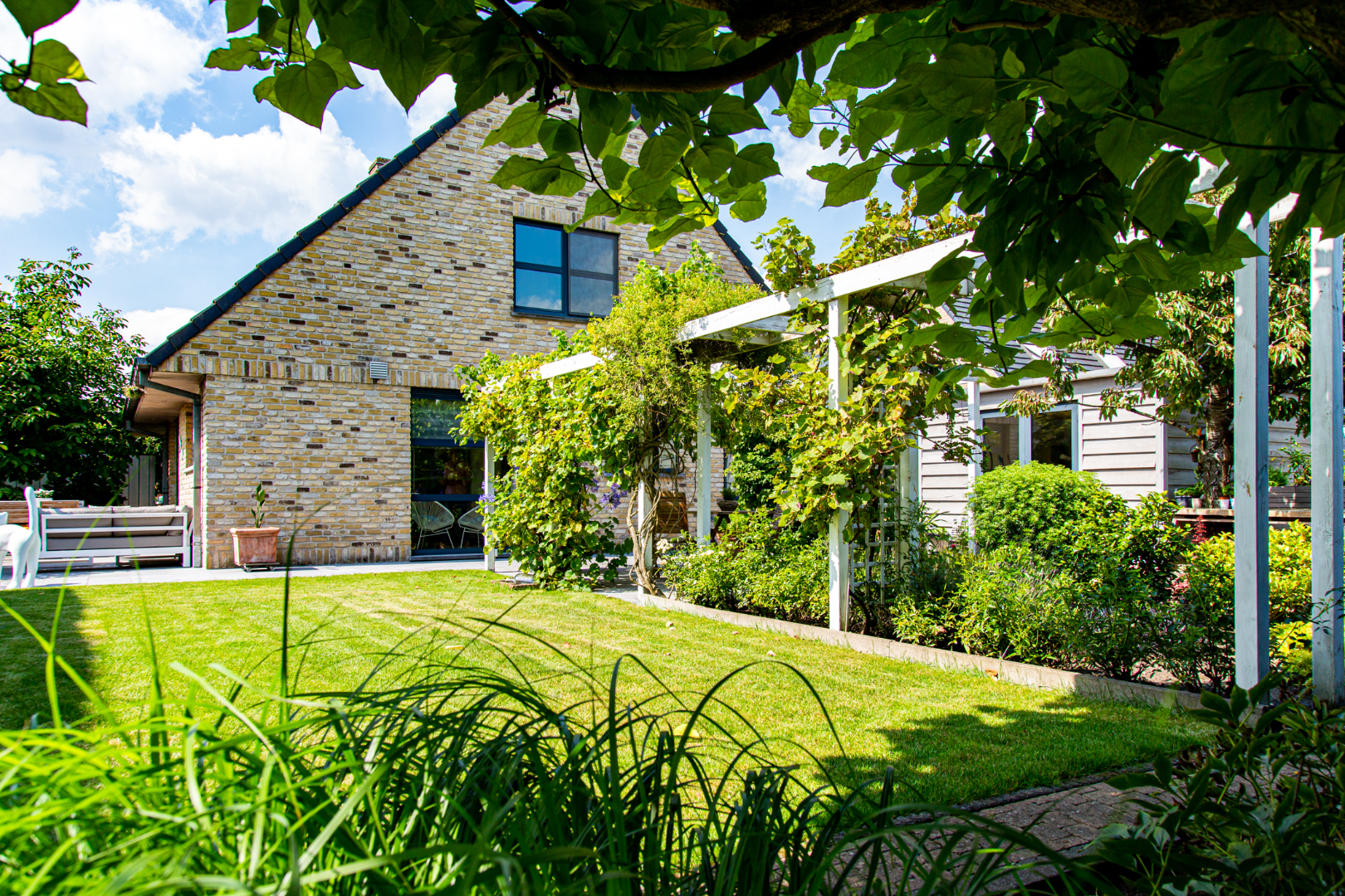 Eigentijdse woning met 3 slpks en prachtig aangelegde tuin 