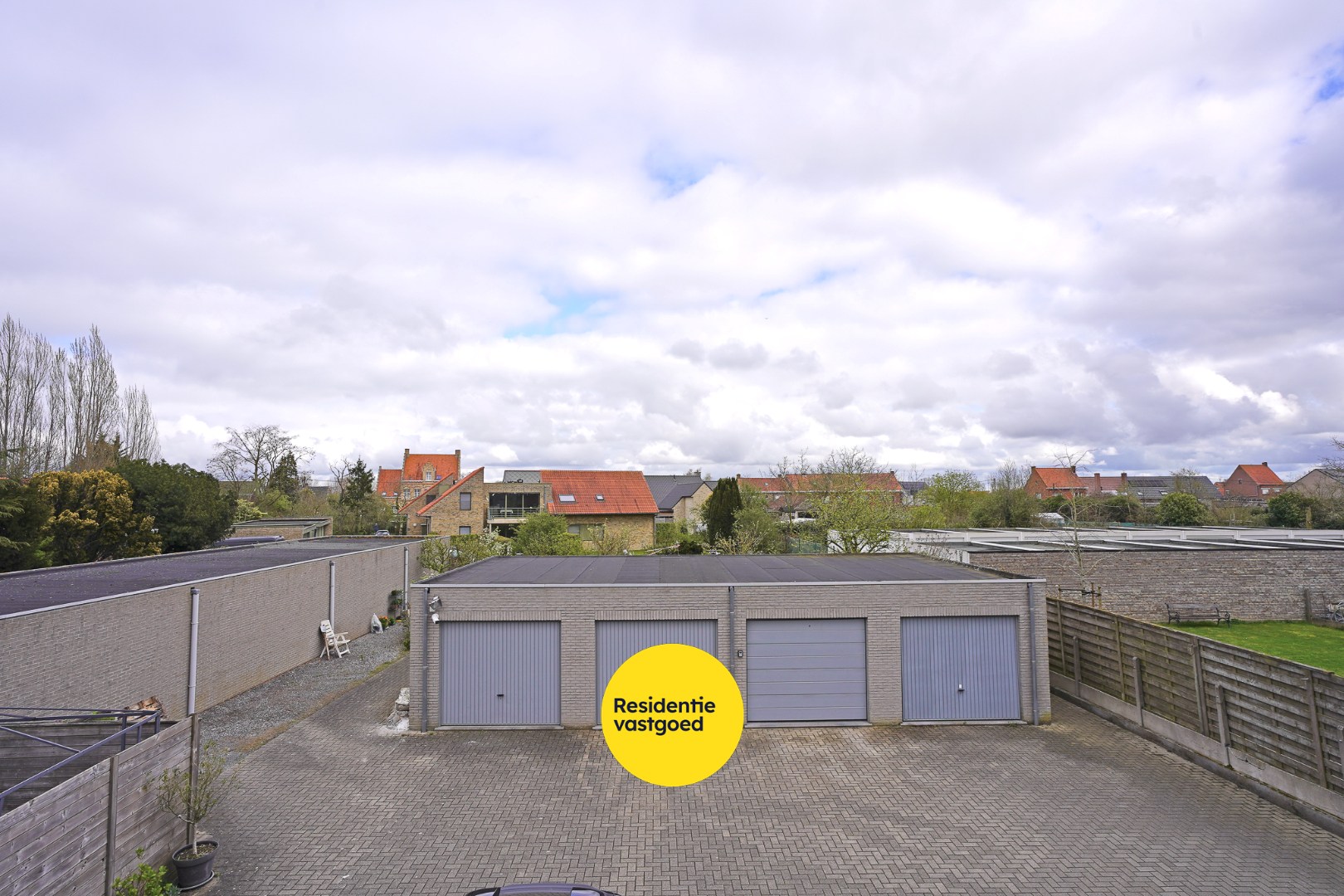 Recent appartement met privatieve tuin (346m²)  en ruim terras (40m²) in het centrum van Woumen! 