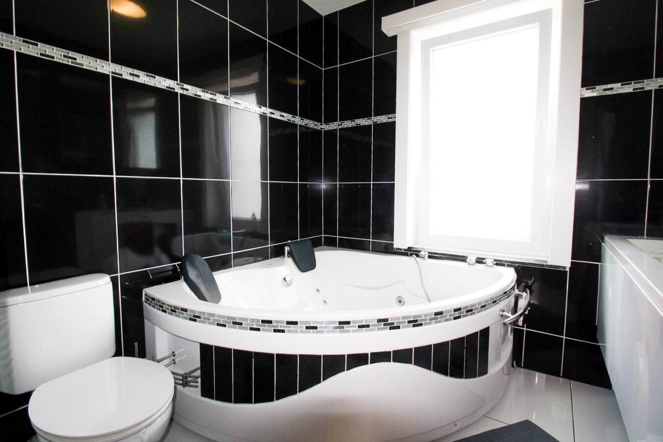 Verrassend ruime gezinswoning met energielabel B, vier slaapkamers en een uitgestrekte diepe tuin te koop in Sint-Niklaas! 