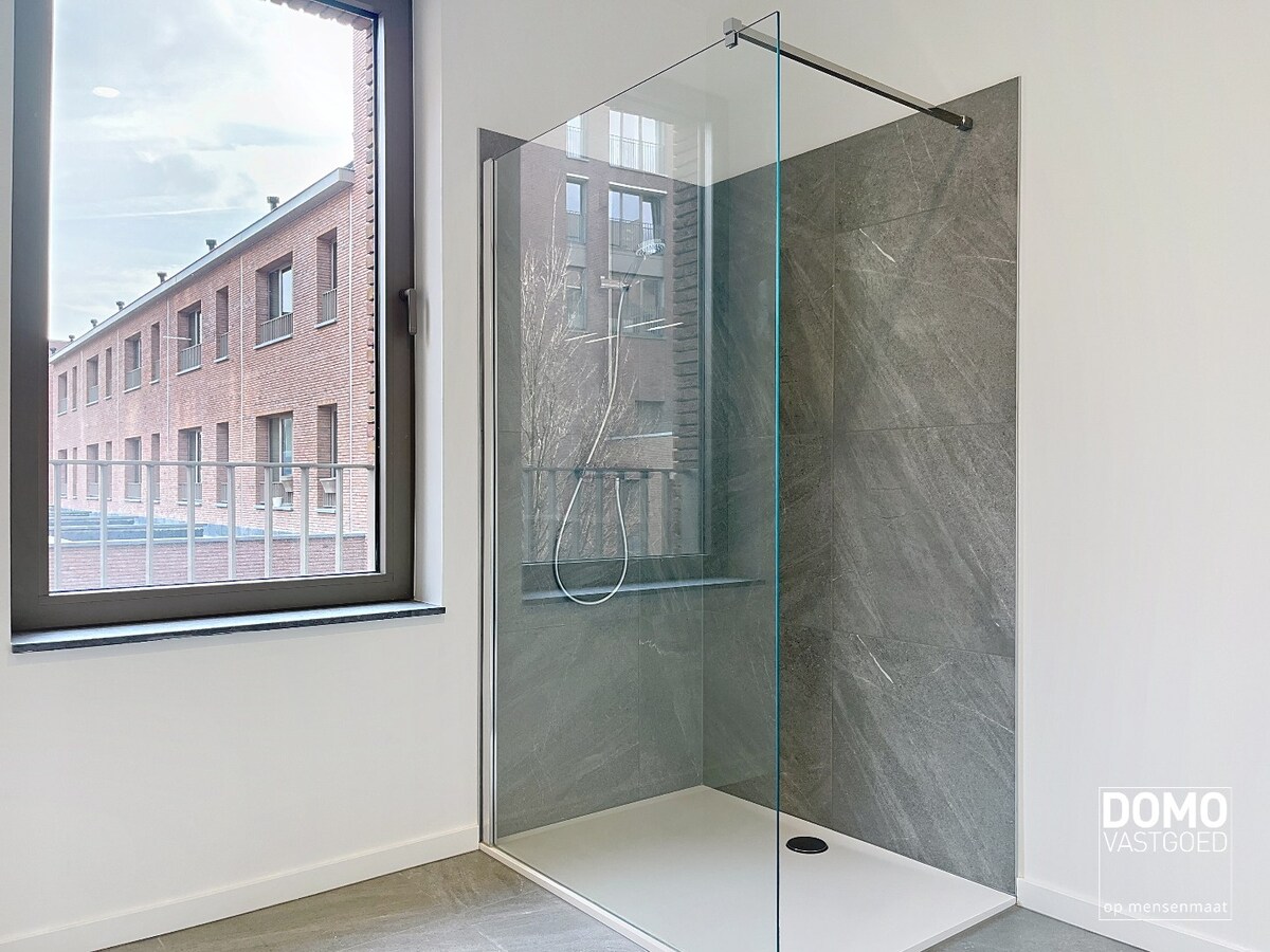 PRACHTIG APPARTEMENT MET ZONNIG TERRAS, 2 SLAAPKAMERS EN GARAGEBOX TE HUUR IN HET CENTRUM VAN HASSELT 