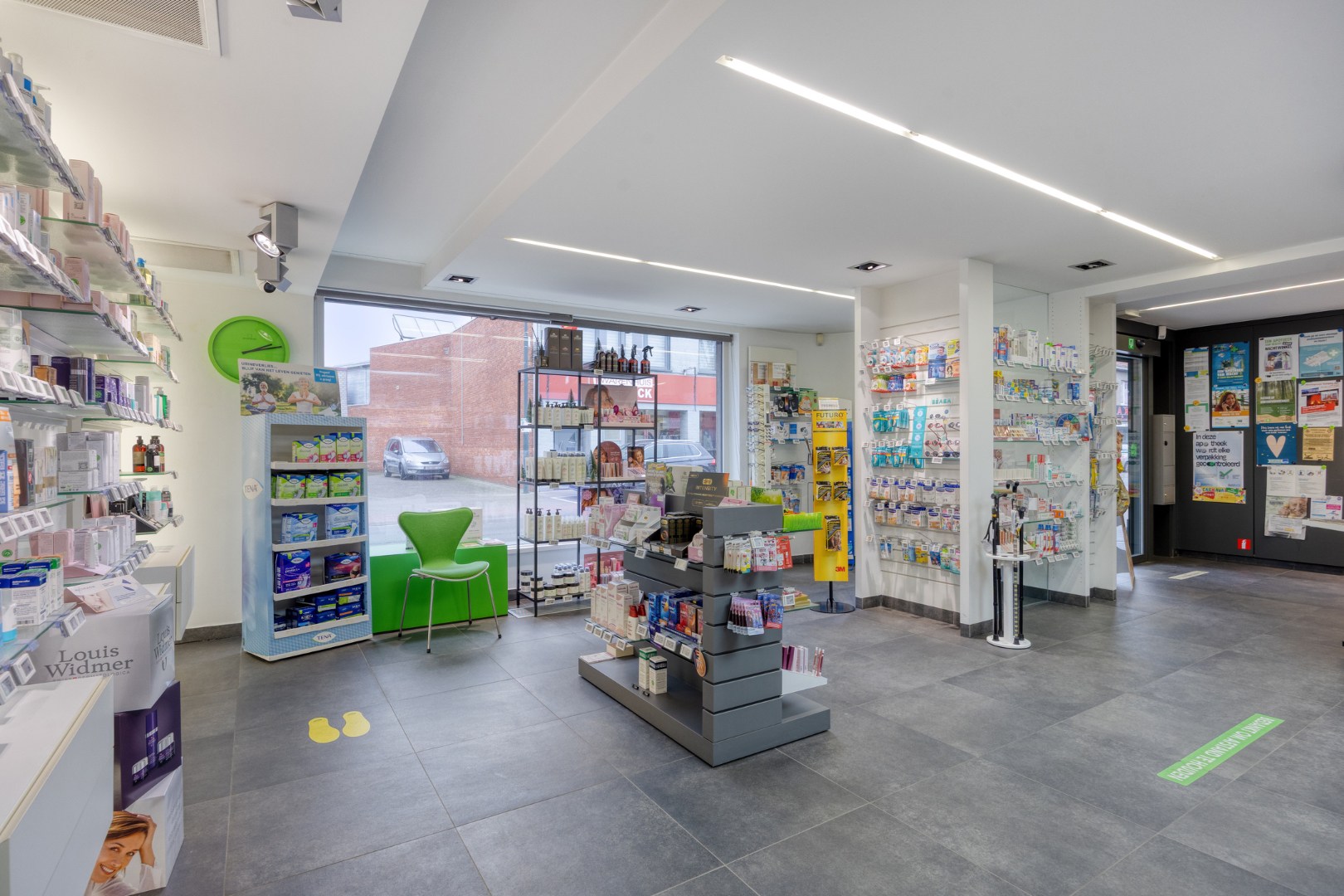 Handelswoning met 3 slpk. en privéparking in het centrum van Balen 