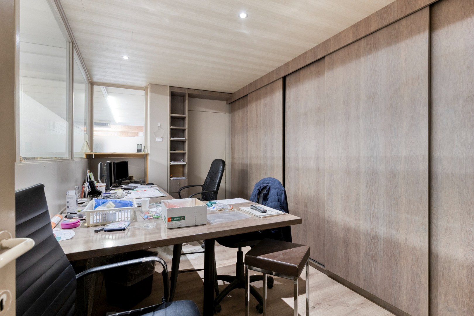 Handelsgelijkvloers met achter-inrit op commerciële ligging in centrum Geel 