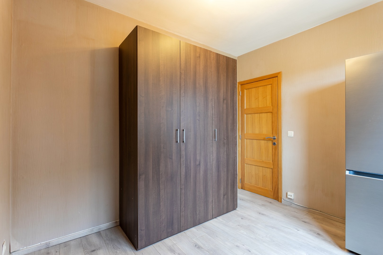 Gerenoveerd appartement met 2 slaapkamers, 2 terrassen en 2 garageboxen 