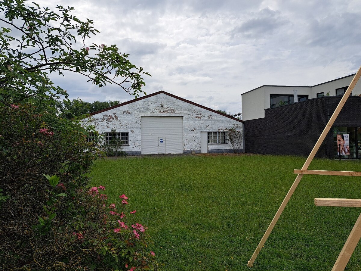 Sur 3200 m² en zone d'habitat vaste ensemble immobilier comprenant une villa de 240m² et 600m² d'entrepôt. 