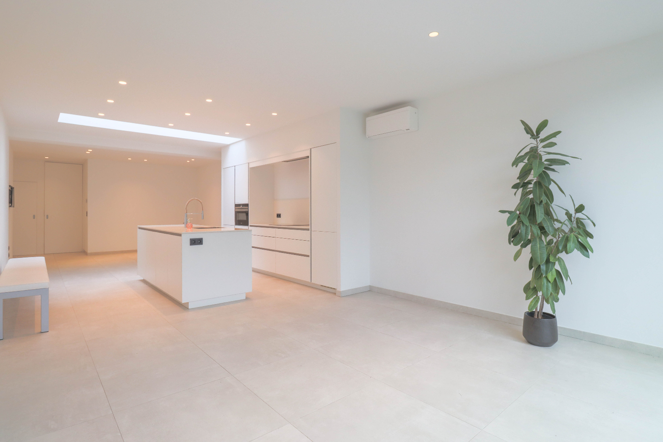 Volledig gerenoveerde en instapklare woning met 3 slaapkamers en tuin te Kortrijk! Doorniksewijk ! 