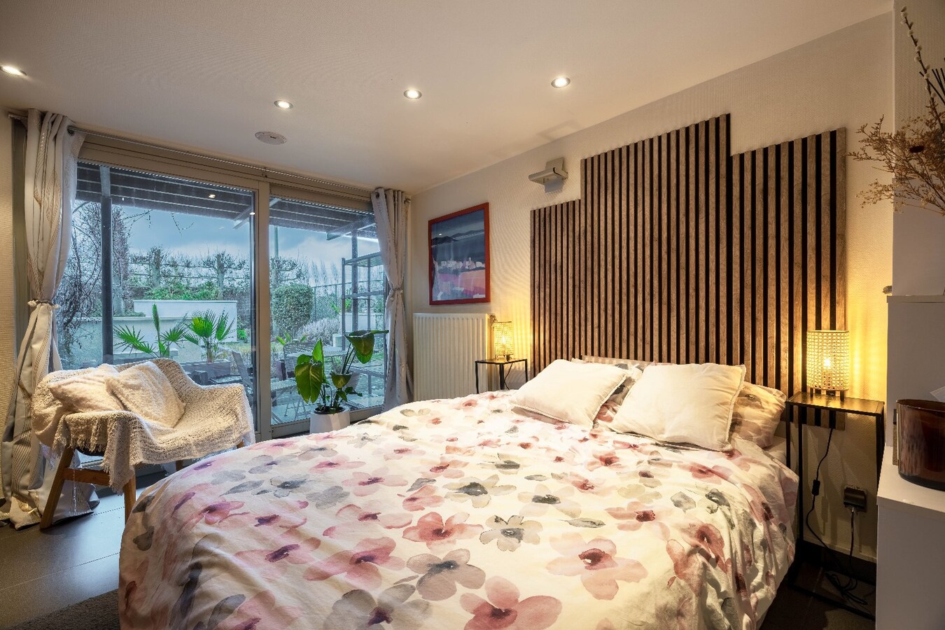 Ruime en veelzijdige bel-étagewoning met 5 slaapkamers, zuidgerichte terrassen en studio/praktijkruimte nabij de zeedijk. 