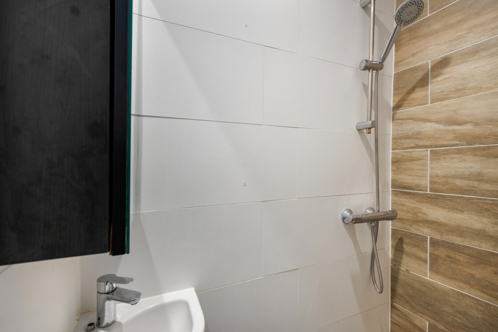 Turn-key 2 kamer (voorheen 3) appartement op steenworp afstand van Rotterdam centrum met een nette keuken, royale woonkamer en gelegen op eigen grond! 