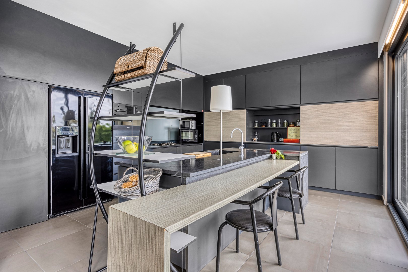 Villa met praktijkruimte op perceel van 1.817m² te Geel 