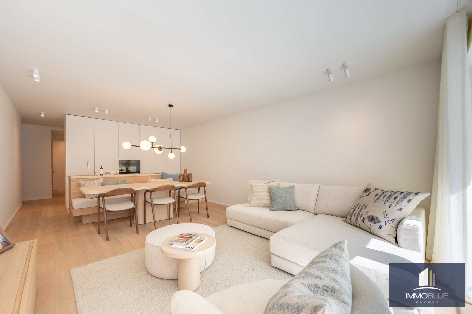 Prachtig gerenoveerd drie-slaapkamerappartement op een toplocatie vlak bij de Zeedijk en genietend van een zijdelings zeezicht. 