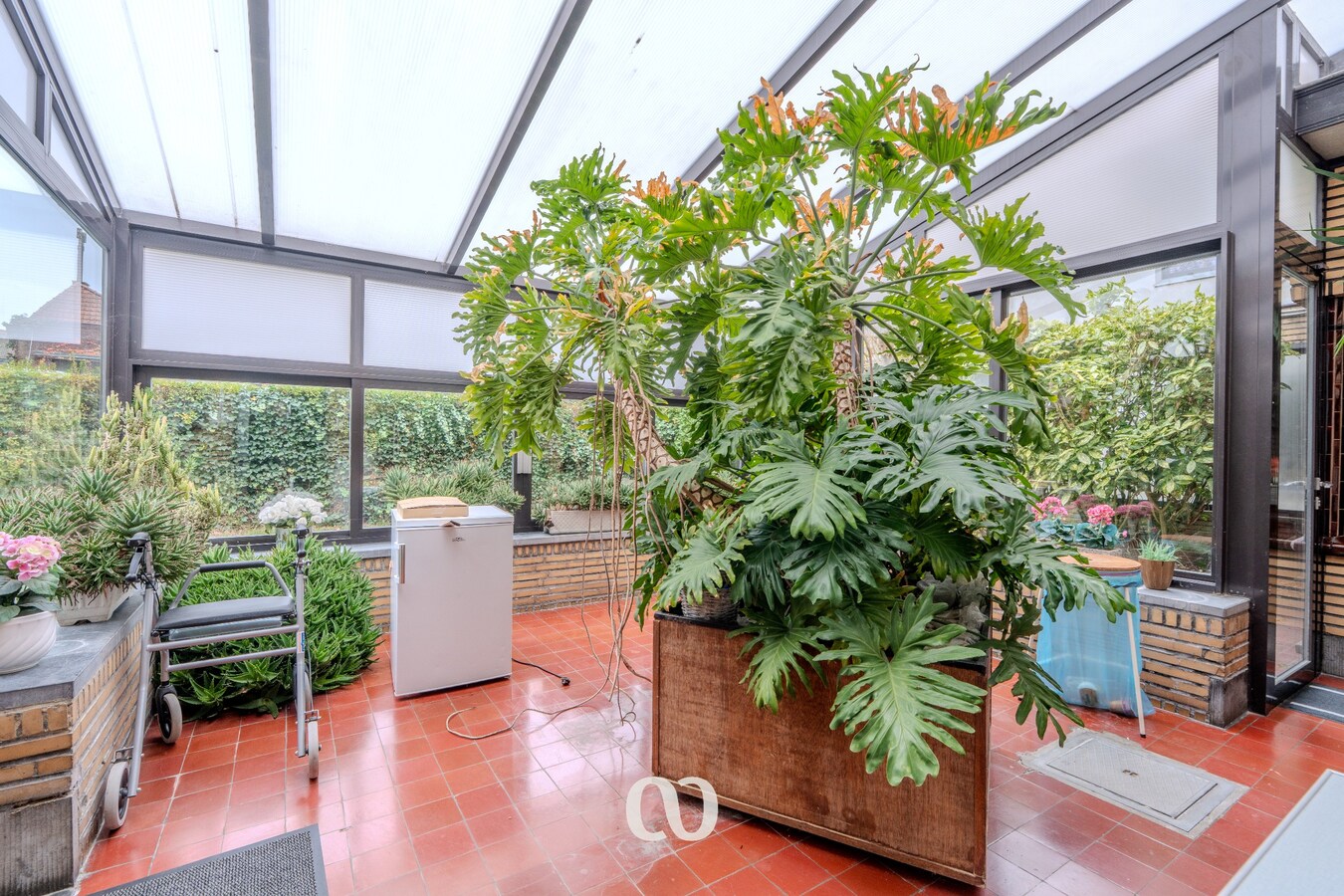 Zeer grote karaktervolle woning in art-deco stijl met tal van mogelijkheden 