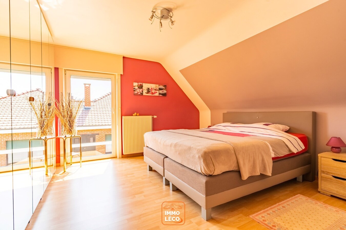 Villa « semi plain-pied » idéalement située avec 4 chambres, jardin, garage et parking, COUP DE CŒUR ABSOLU ! 