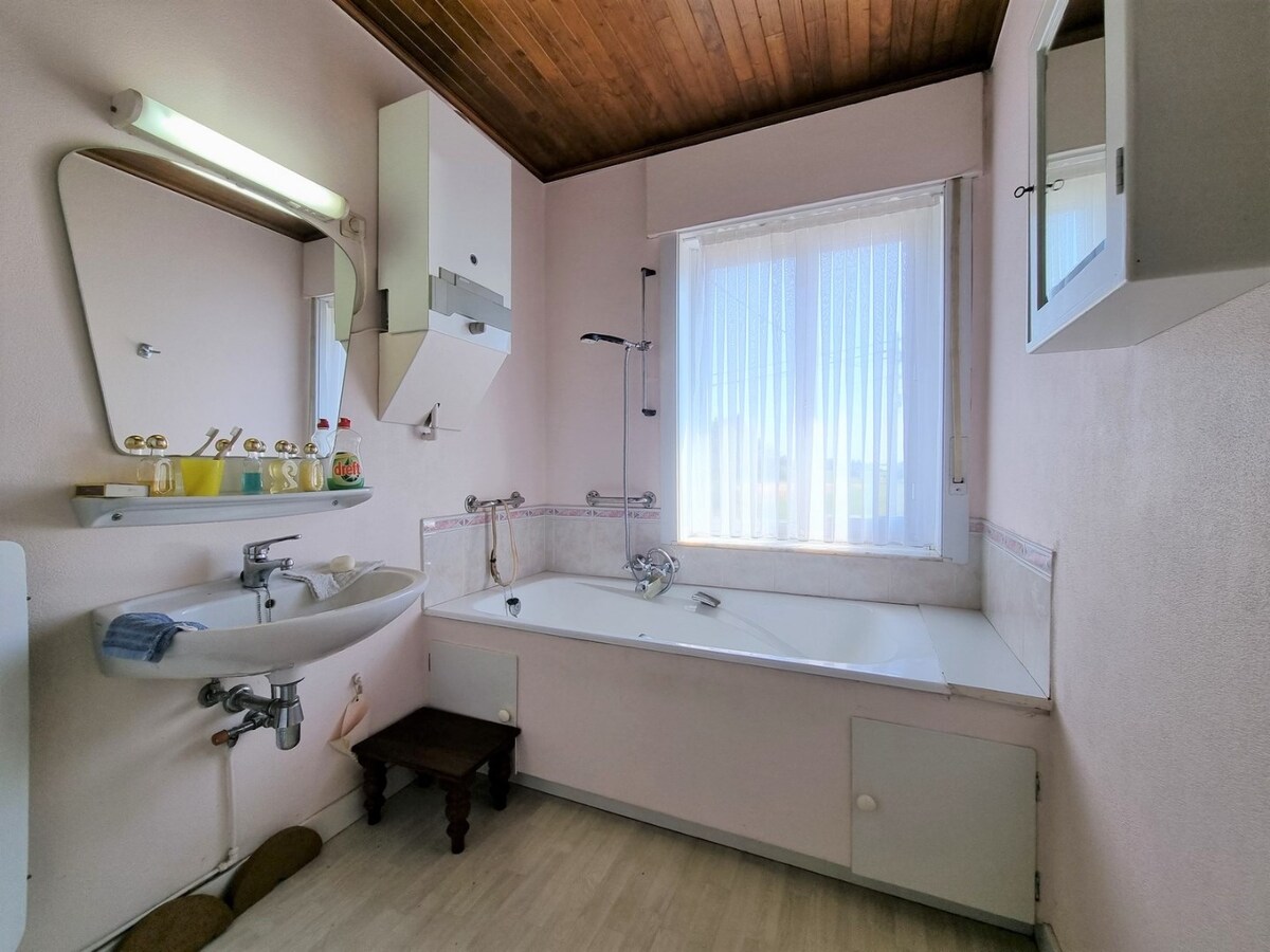 Halfopen woning met oprit, garage en grote tuin te Oudenburg 