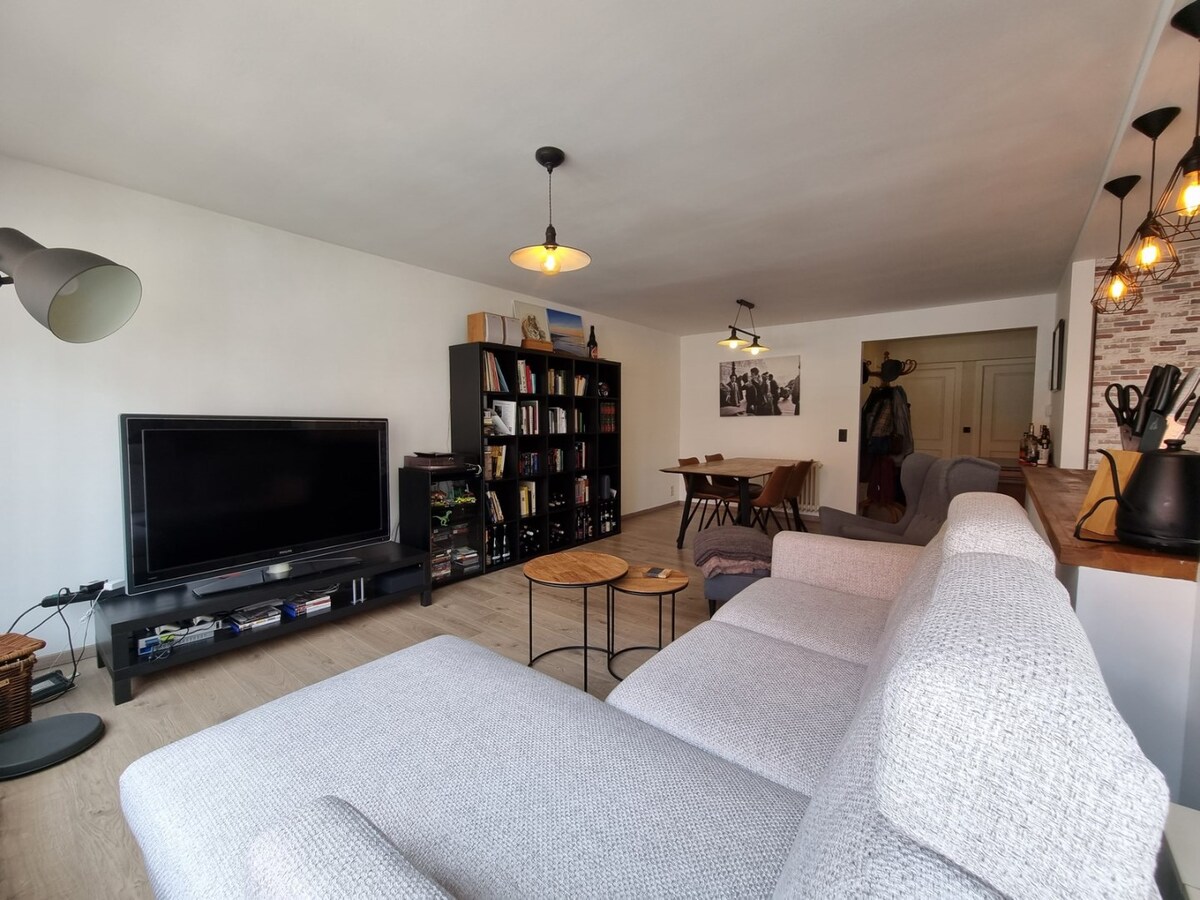 Leuk, centraal gelegen, volledig gerenoveerd appartement te Heist 