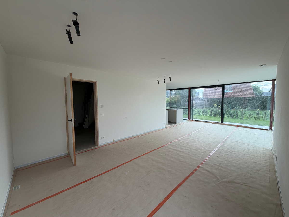 Ruime nieuwbouwwoning met terras en tuin. 
