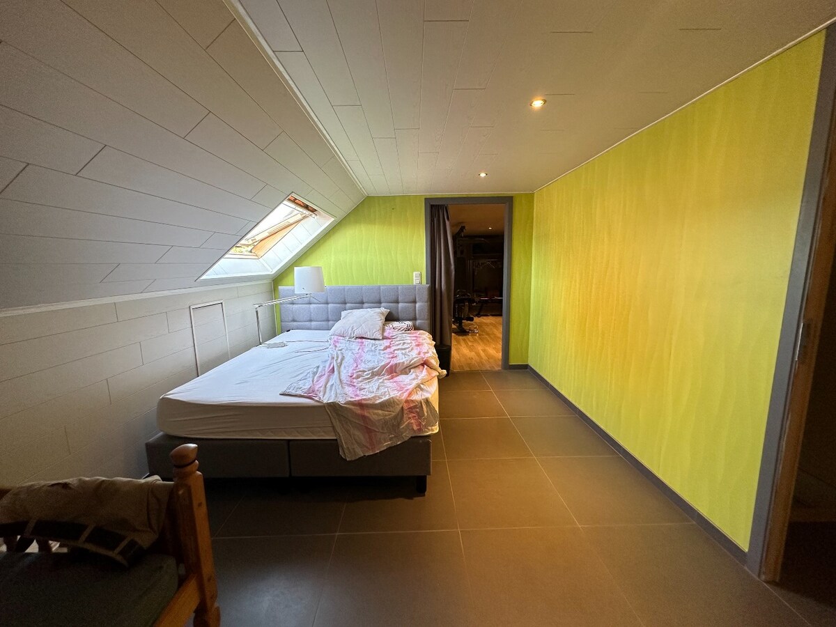 Rustig gelegen, ruim duplex-appartement op een boogscheut van het station. 