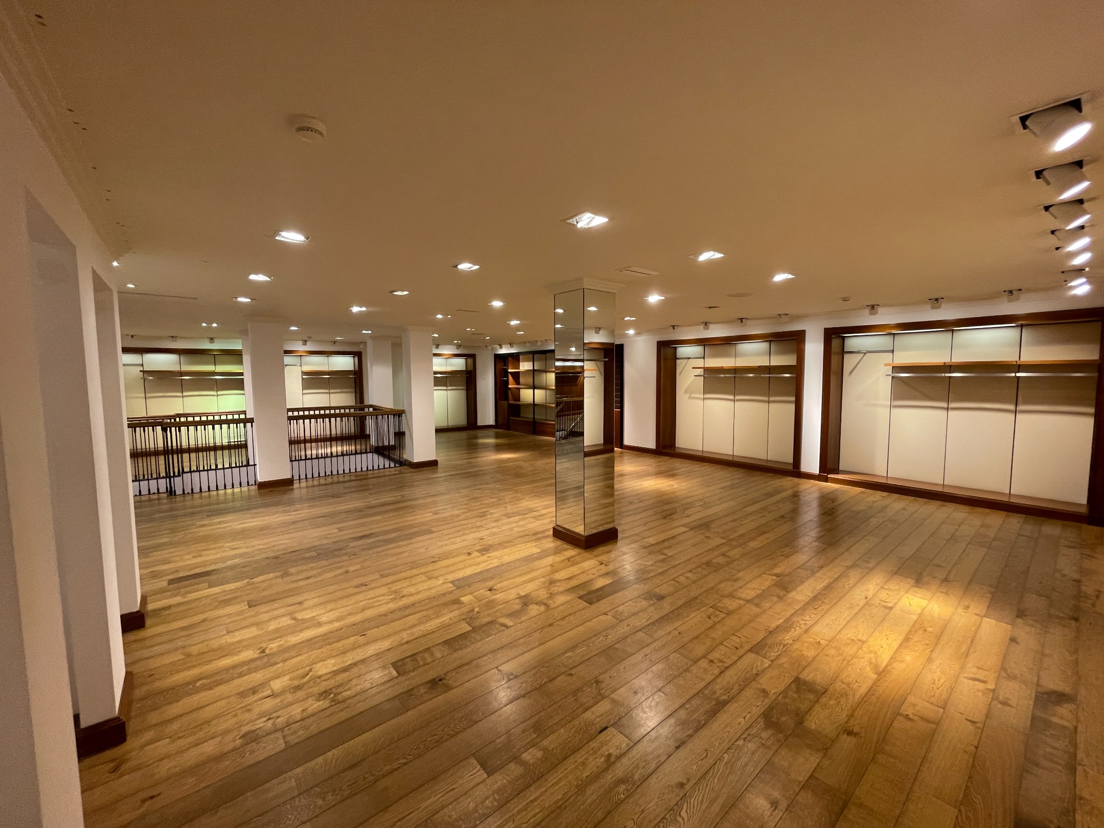 Local commercial exclusif à louer - emplacement de choix sur la Place m’as-tu-vu, à Knokke. POP-UP possible ! 