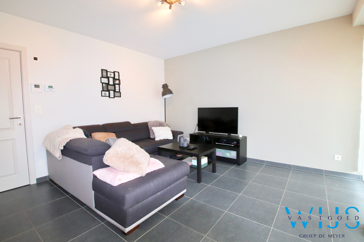 Gelijkvloers éénslaapkamer appartement met garage &amp; terras in het landelijke Oosteeklo ! 