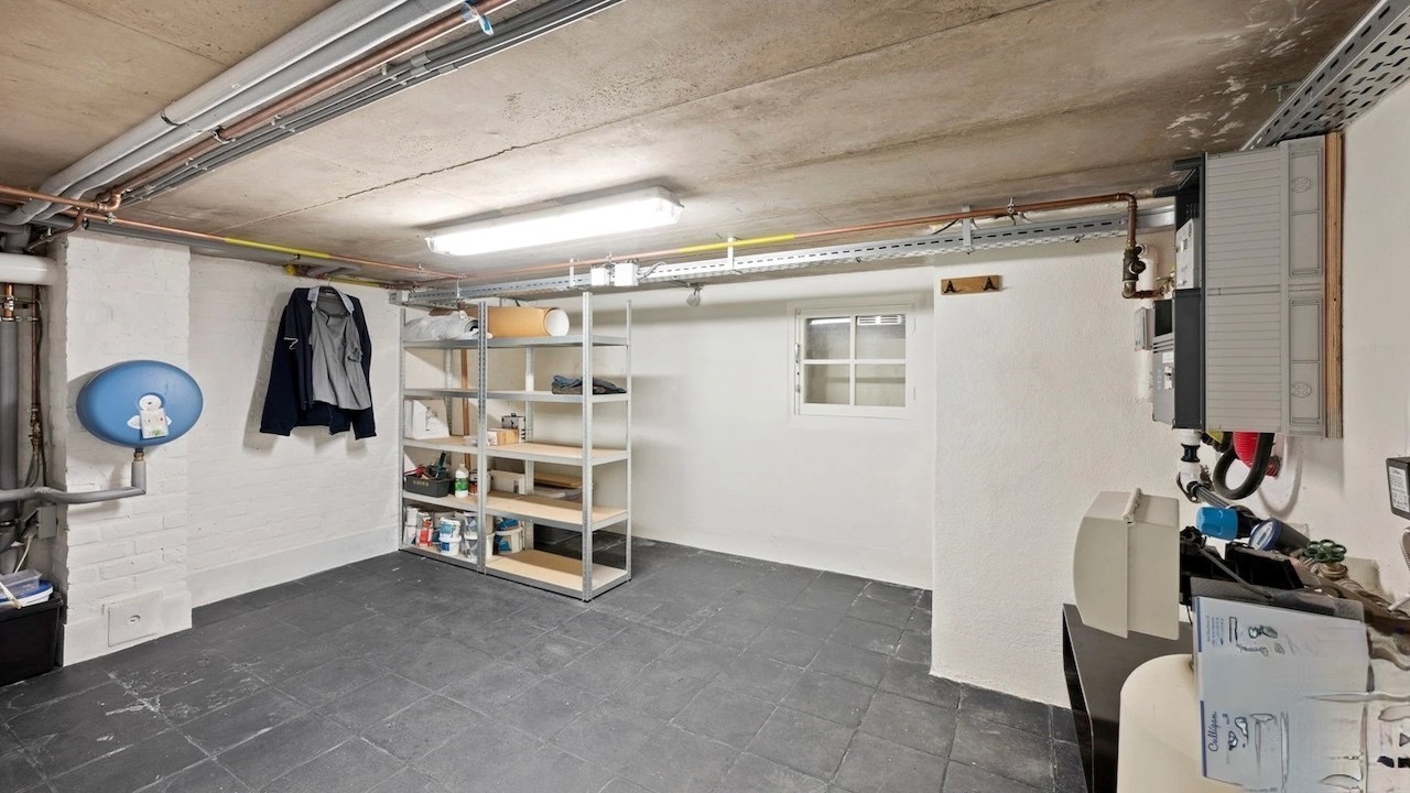 Gezellige villa in een paadje op een zeer centrale ligging, net naast het commerciële centrum van Knokke en op wandelafstand van de zee. 