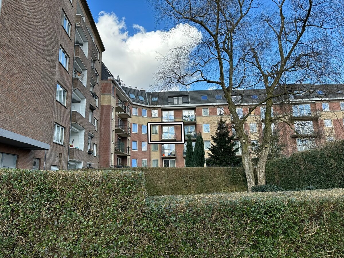 Lichtrijke serviceflat met zonnig terras, privé parking 