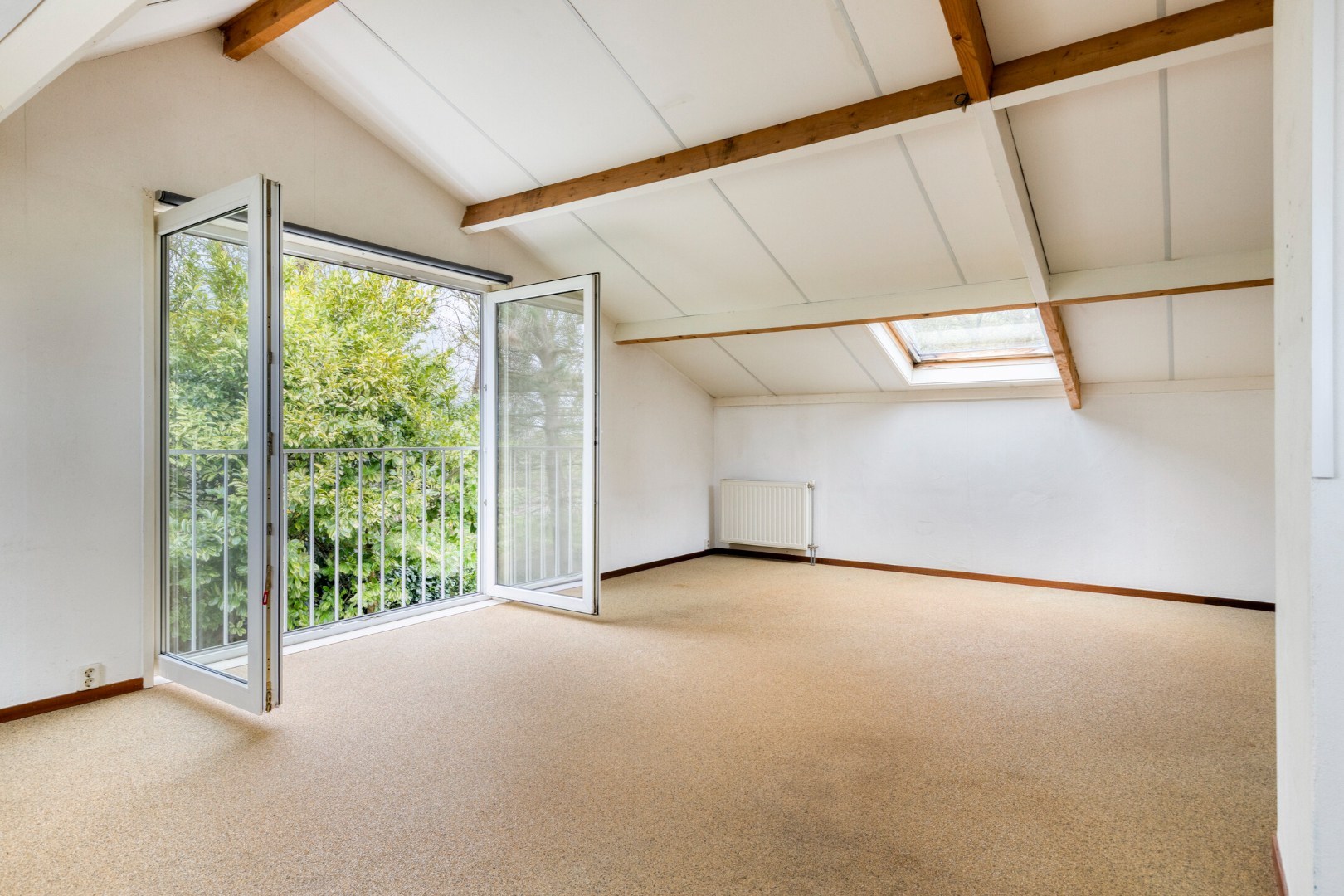T.A. Makelaardij biedt aan: Populierenlaan 2 te Kamperland. Op loopafstand (ca. 200m.) van het Veerse Meer staat deze rustig gelegen vrijstaande woning op een royaal perceel (860m2) aan een doodlopend 