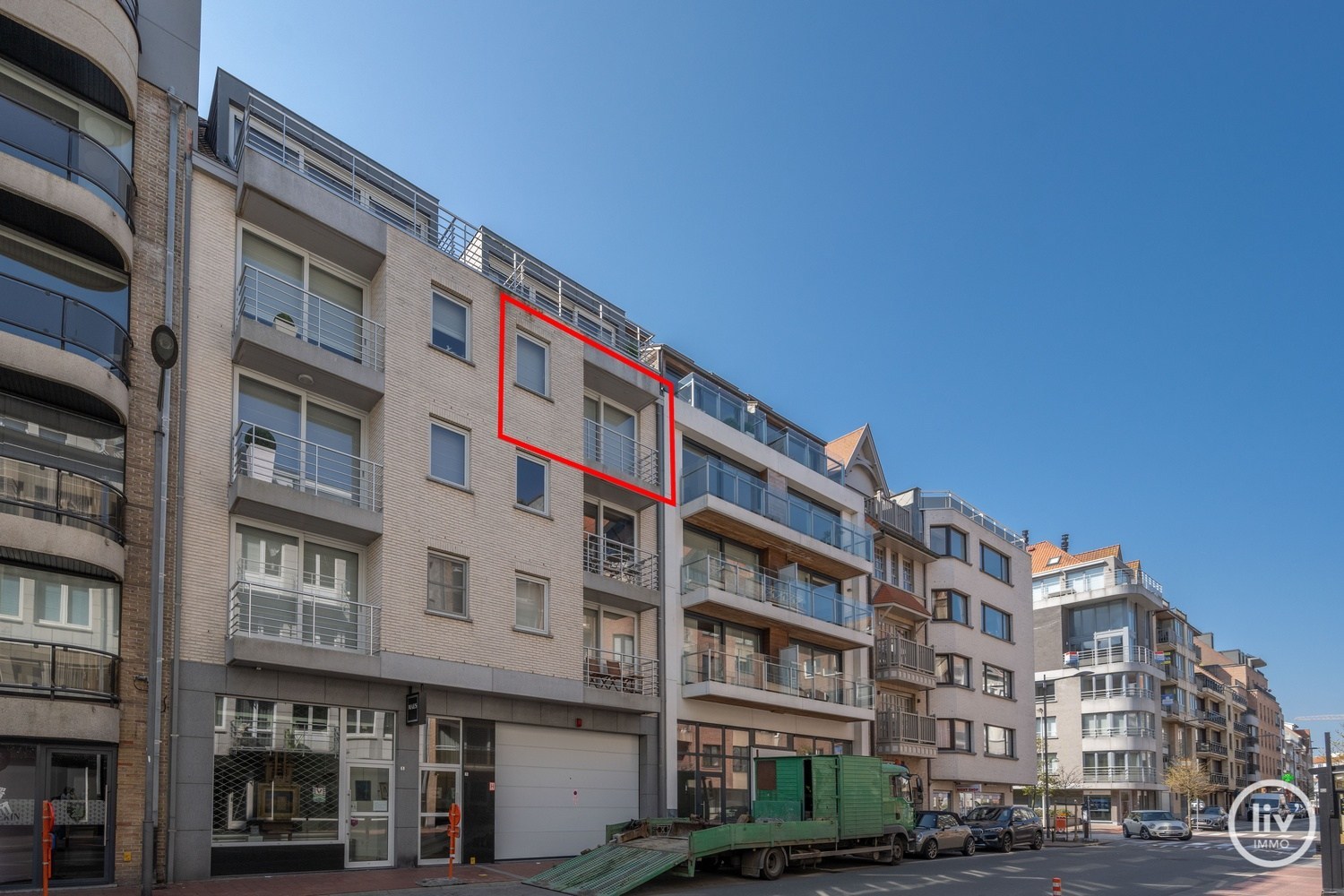 MEUBLÉ - Appartement récemment rénové et bien fini de 2 chambres à coucher, situé de manière centrale sur l'avenue Bayaux à Knokke. 