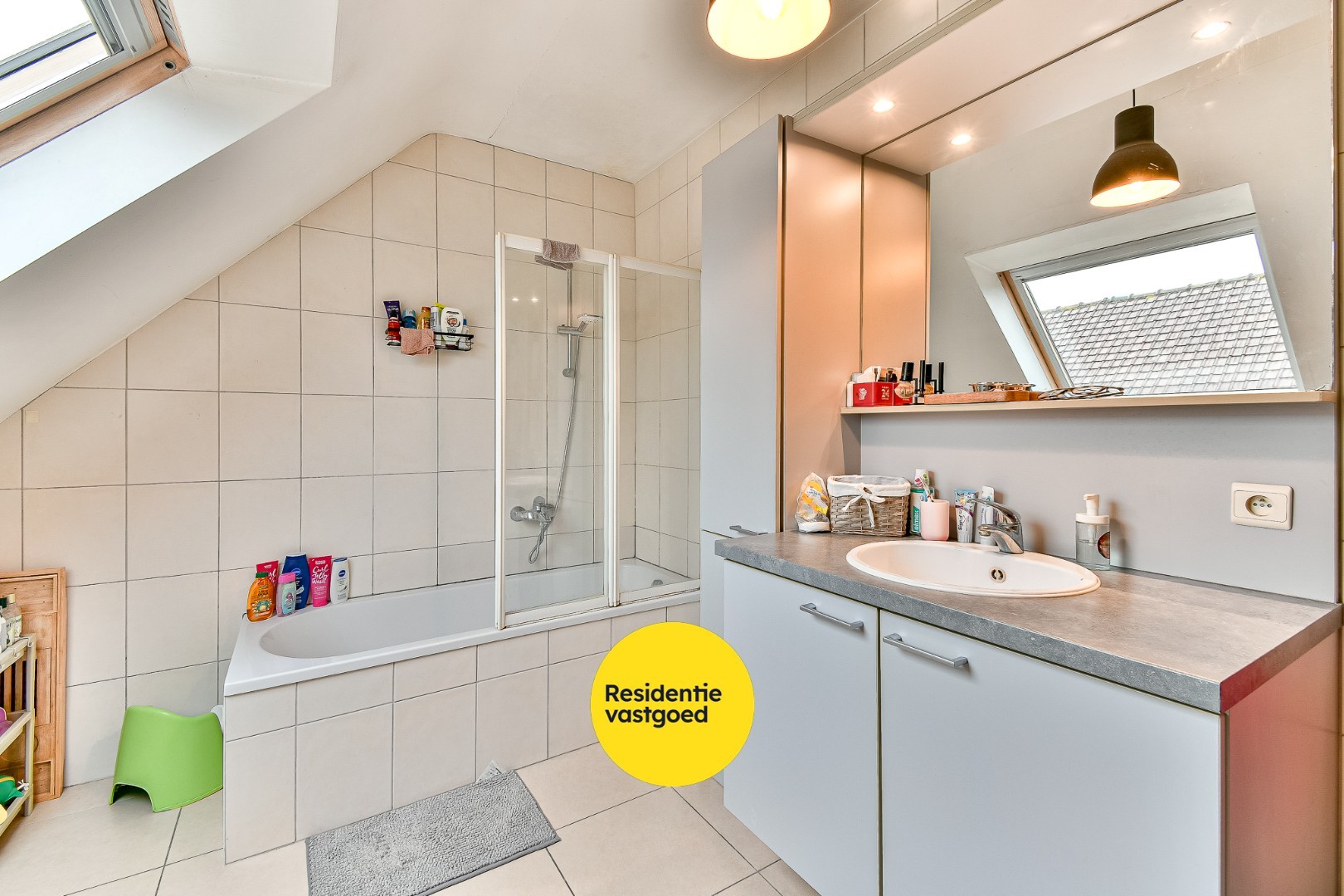 Opbrengsteigendom met 3 appartementen en 3 garages 