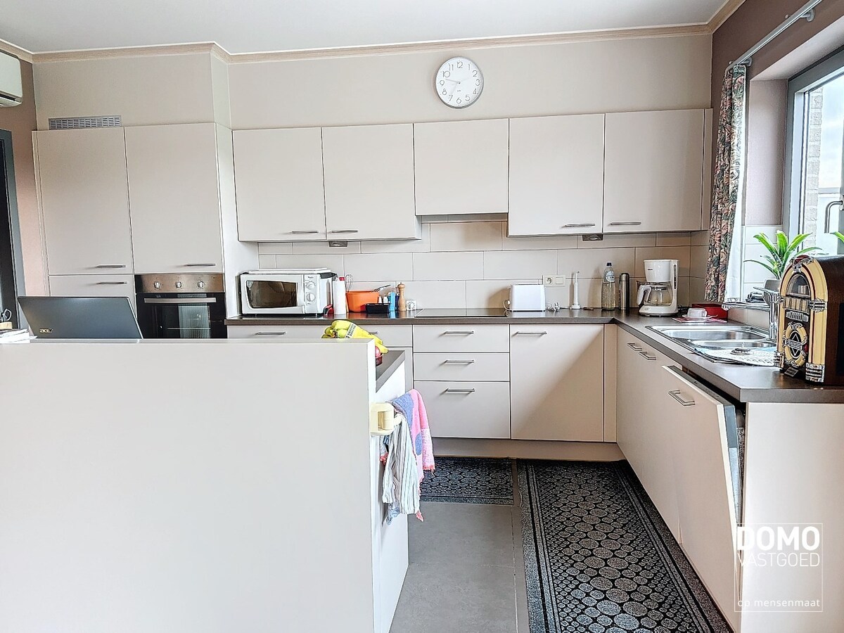 Ruim gelijkvloers appartement voorzien van 2 slaapkamers met zonnig terras in het centrum van Meldert. 