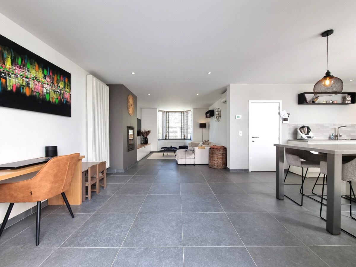 Prachtige, volledig gerenoveerde halfopen bebouwing op groot perceel van 842m² 