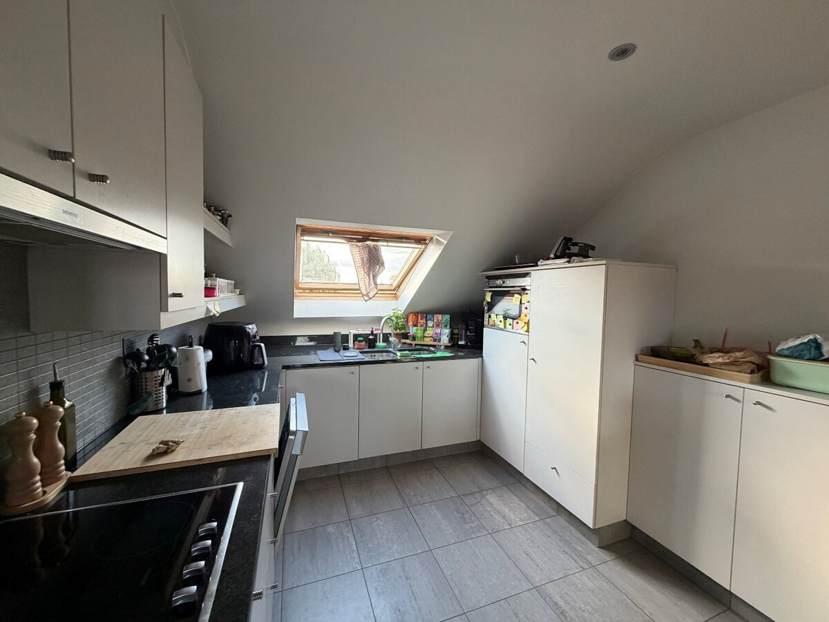 Ruim en lichtrijk dakappartement te Asper. 
