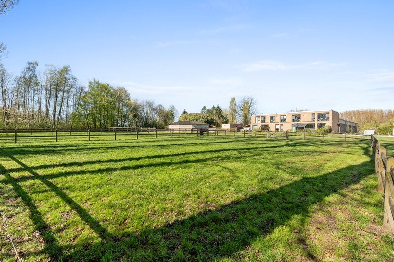 Moderne villa met hippisch complex op 15.856m² 