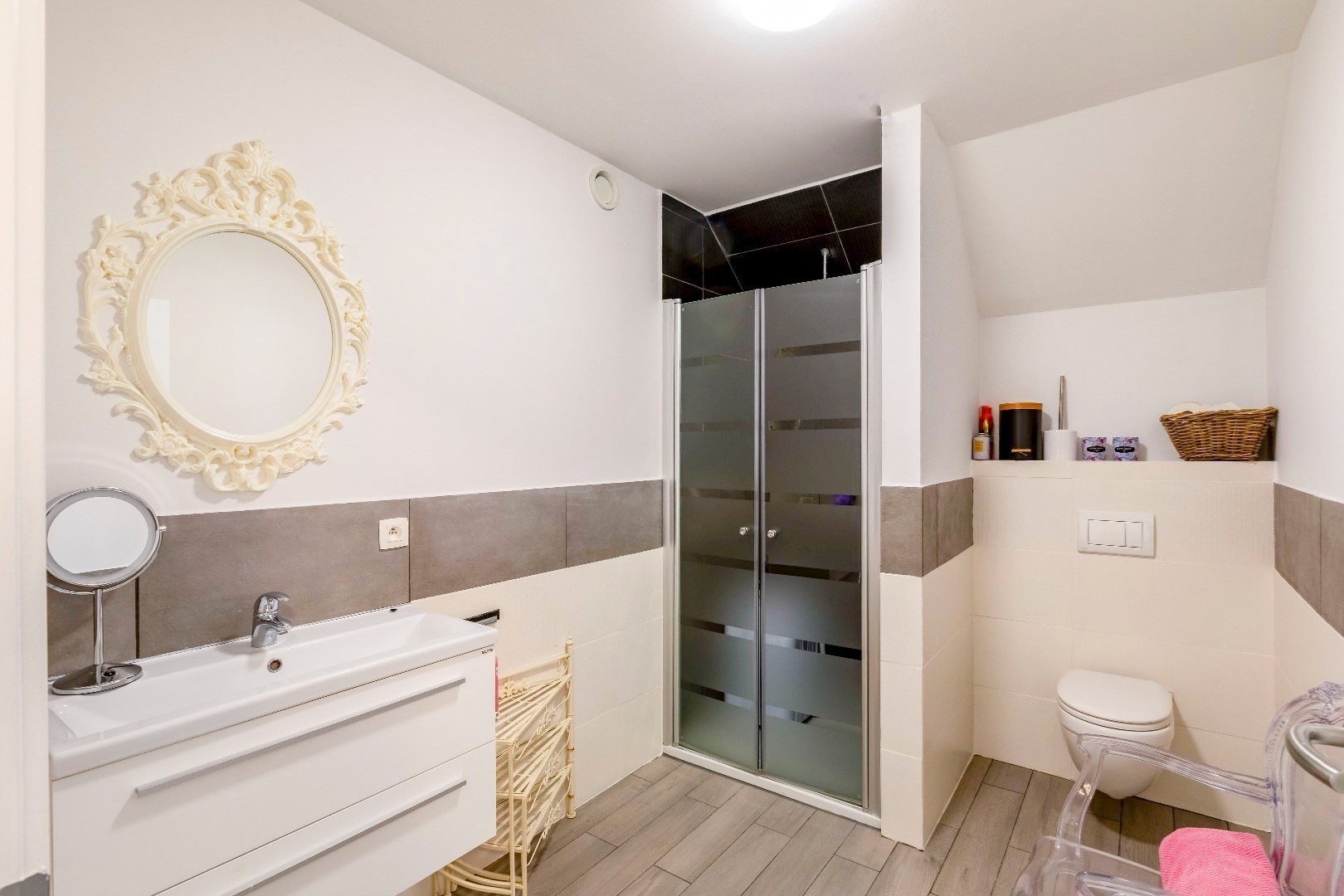 Ruime woning (369m²) met 4 slp. en in te vullen praktijk (onderaan) 