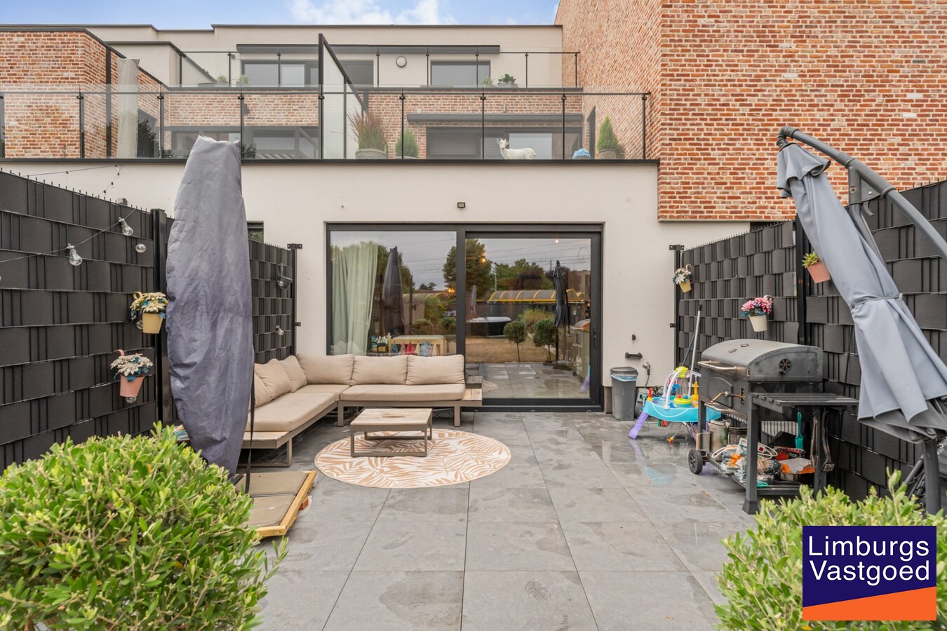 Gelijkvloers appartement (95m²), 2 slpk, ruim terras/tuin, autostaanplaats + kelderberging 