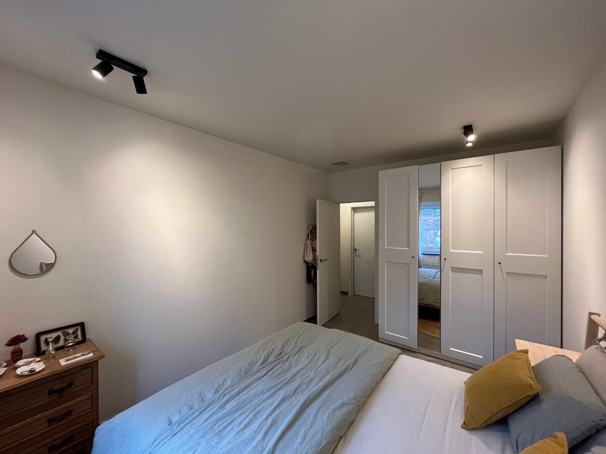 Recent, gelijkvloers 2-slpk-appartement 