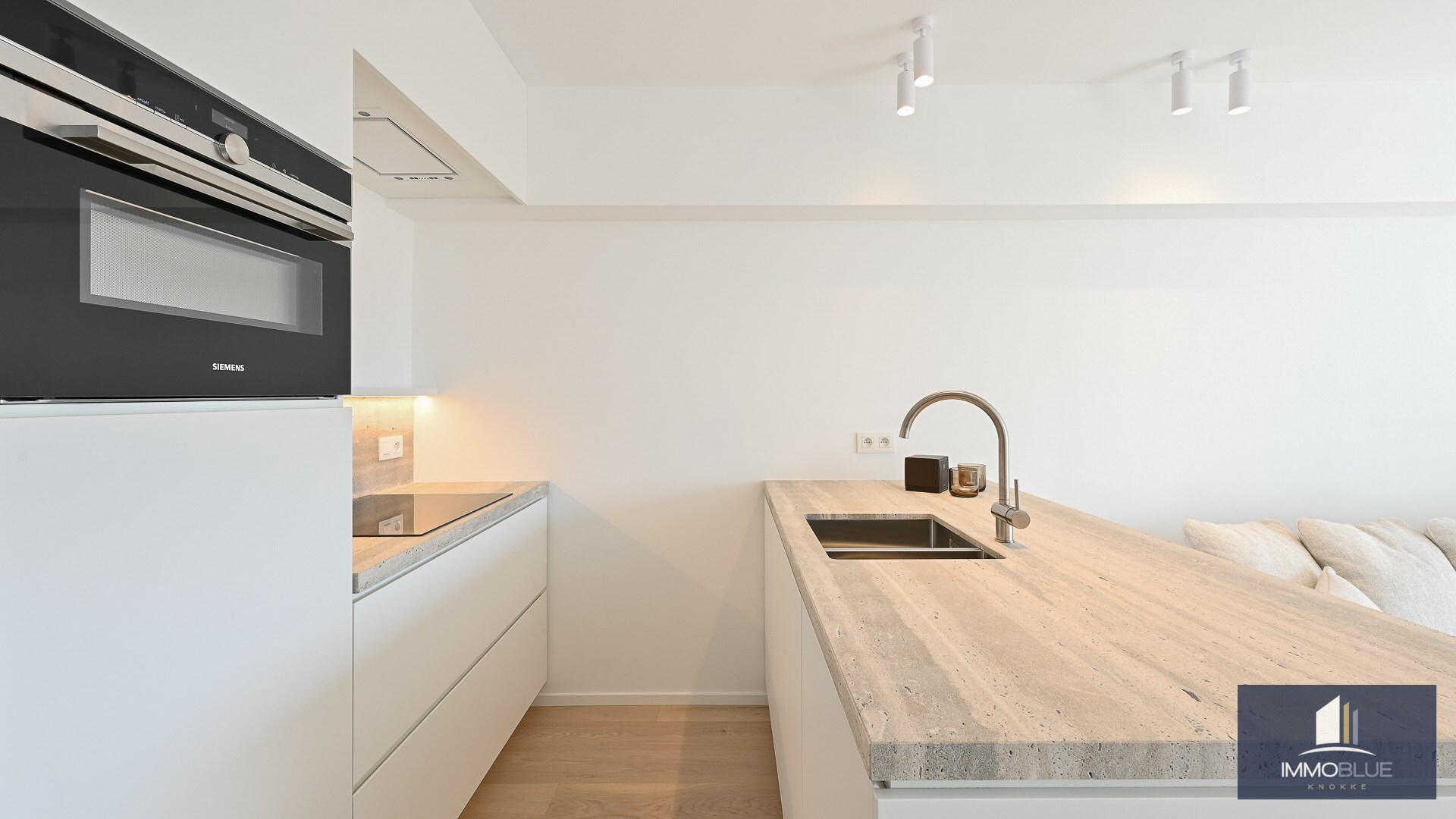 Appartement élégant et entièrement rénové, situé à deux pas de la mer. 