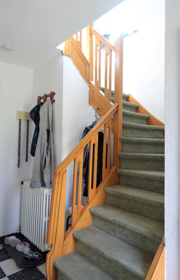 Gerenoveerde halfopen woning met garage in leuke buurt 