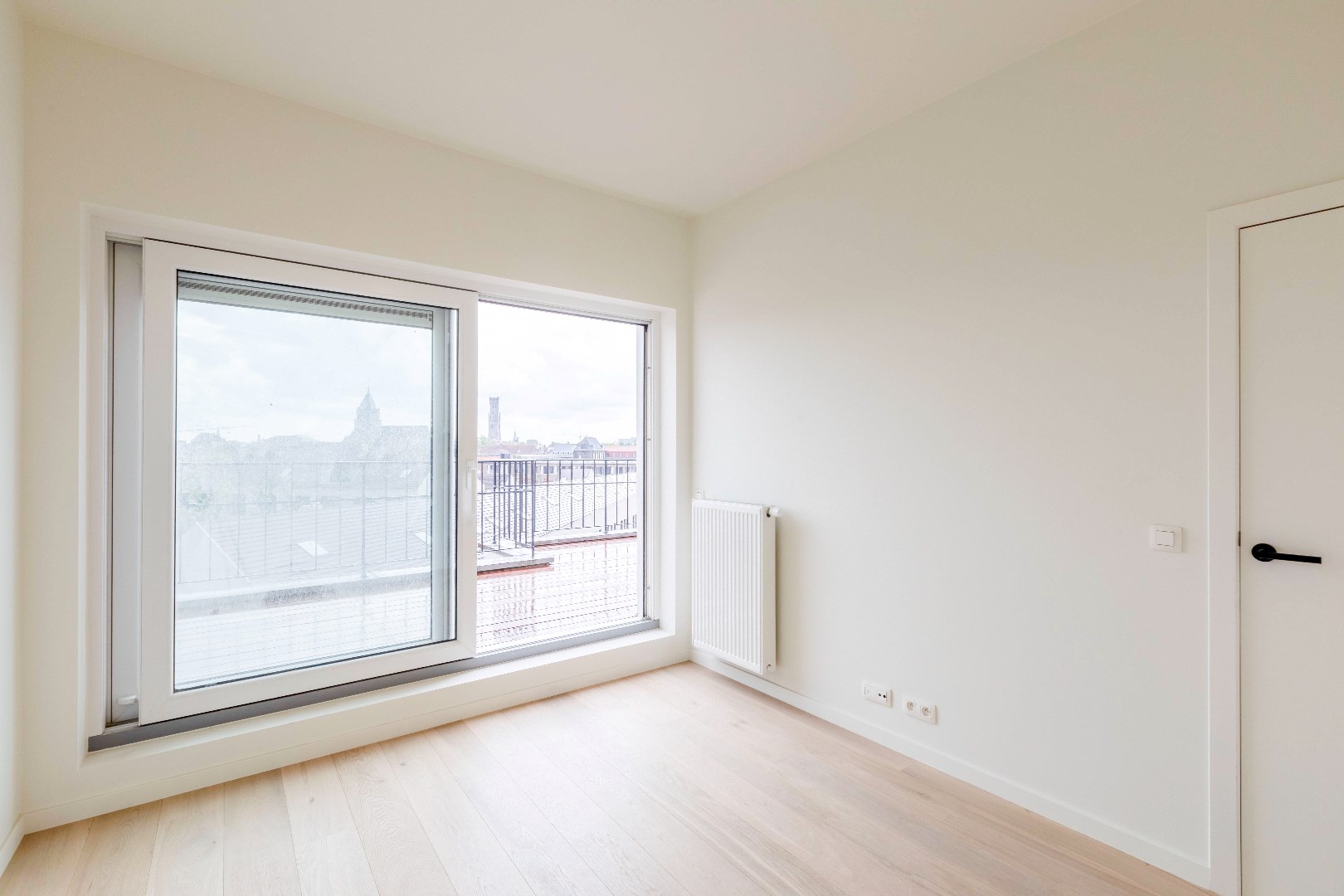 Gerenoveerd 1slp. app met bureau en groot terras. 