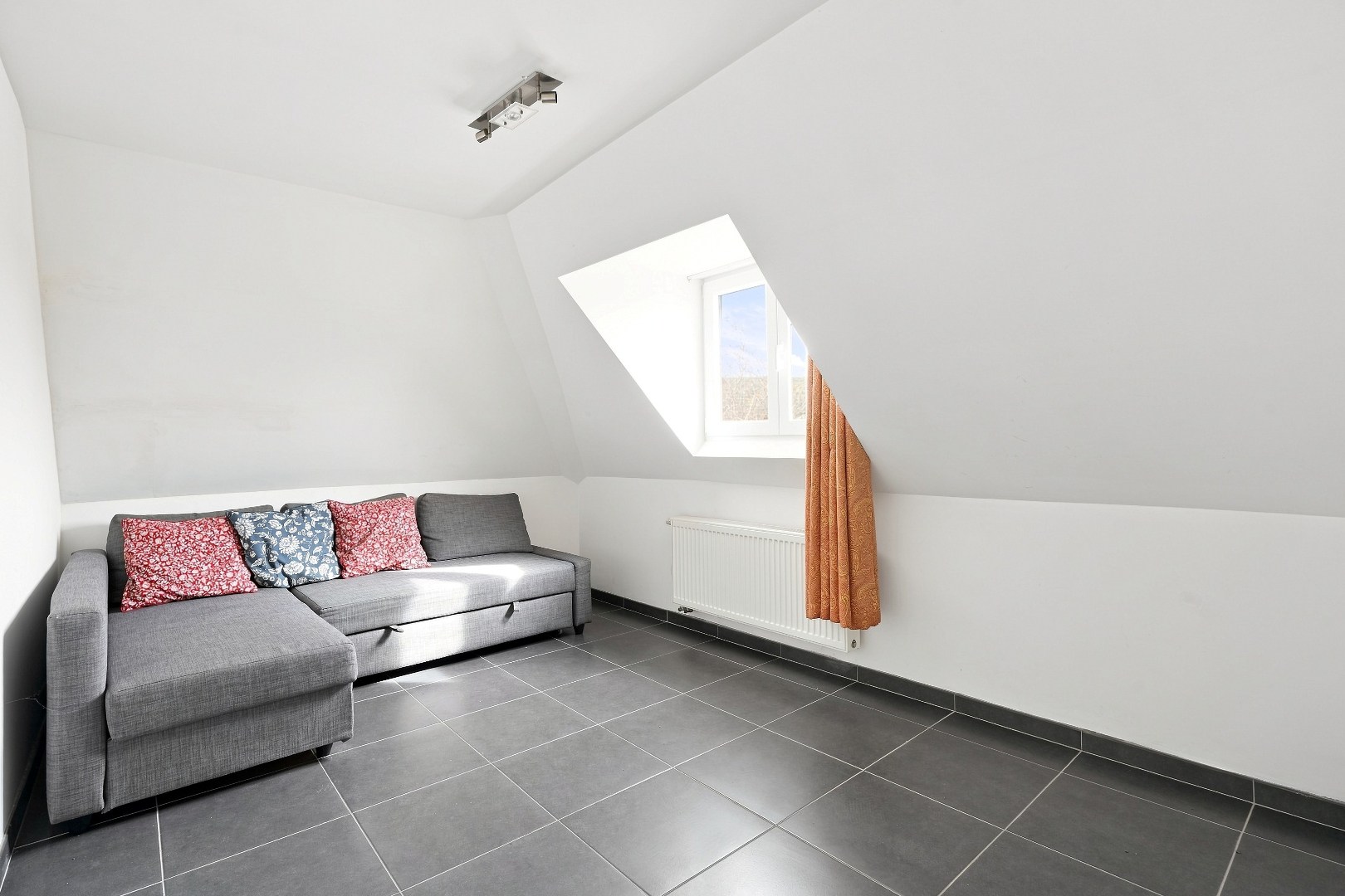 Ruime hoekwoning met 3 woonunits in het centrum van De Panne. 