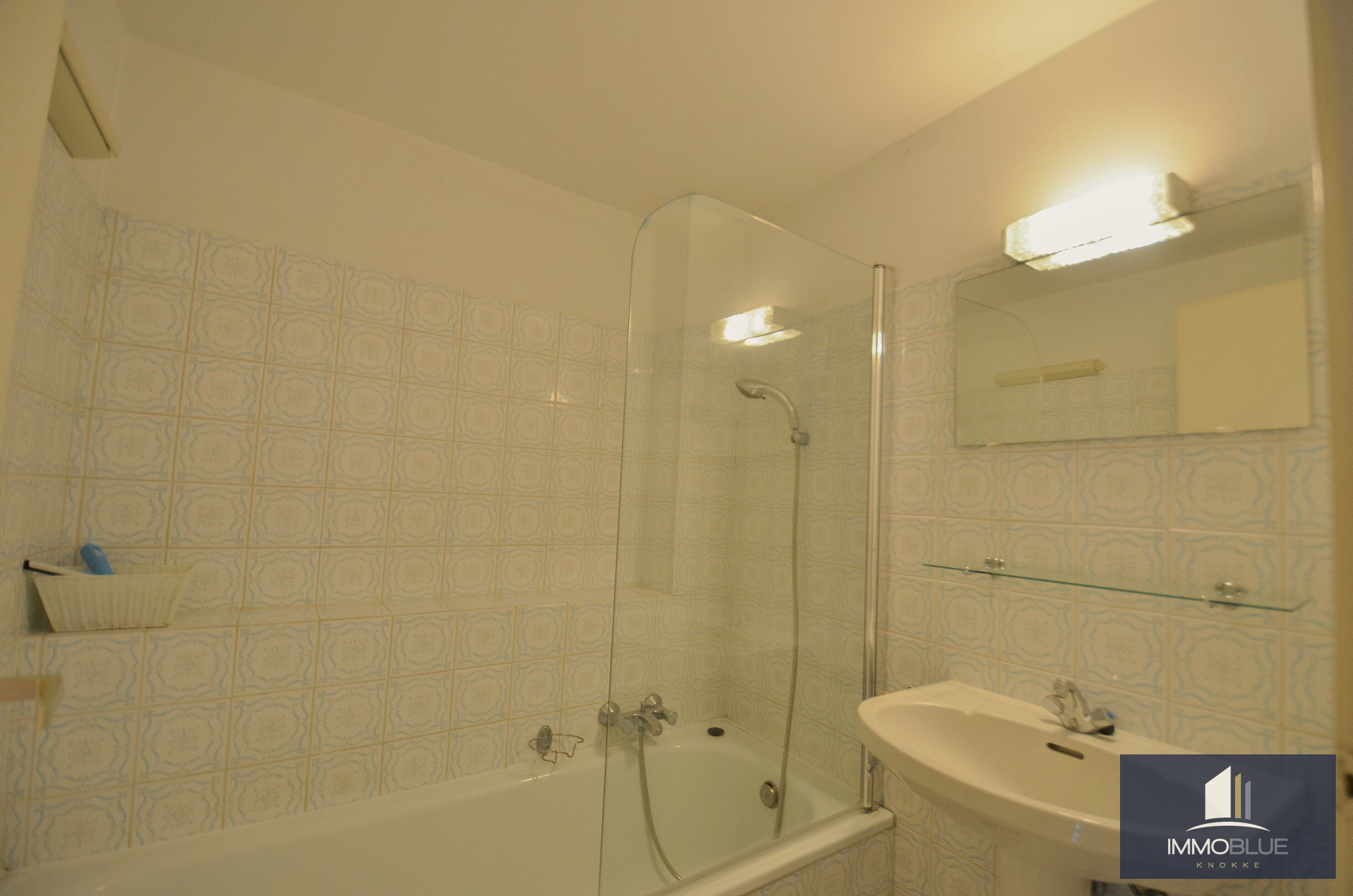 EXCLUSIVITÉ IMMO BLUE : Appartement à rafraîchir, situé à quelques pas de la mer et de l'avenue de la Côte. 