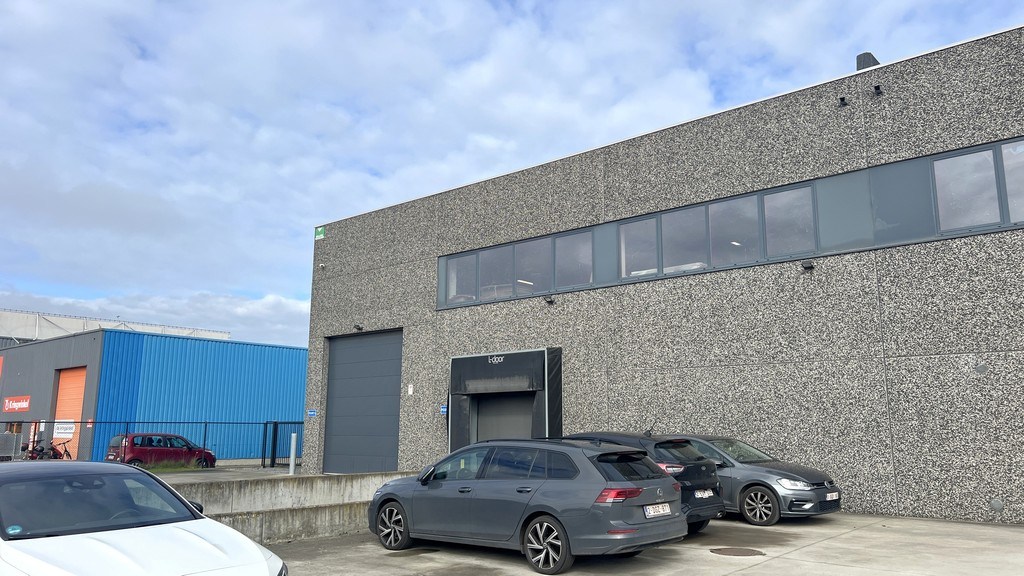 Magazijn met mezzanine te huur in Zele