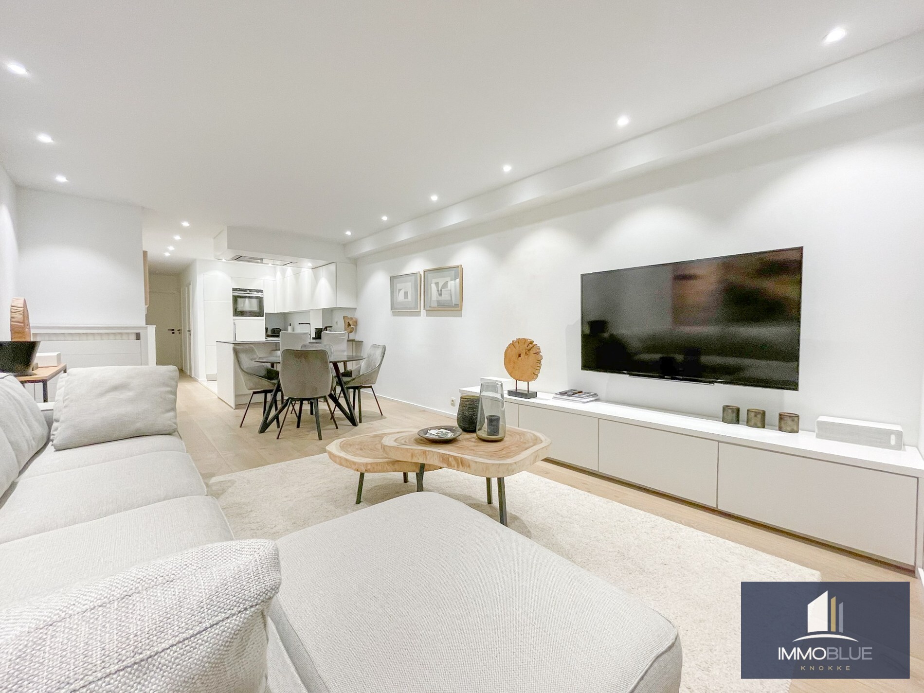 Appartement entièrement rénové, situé à deux pas de la mer. 