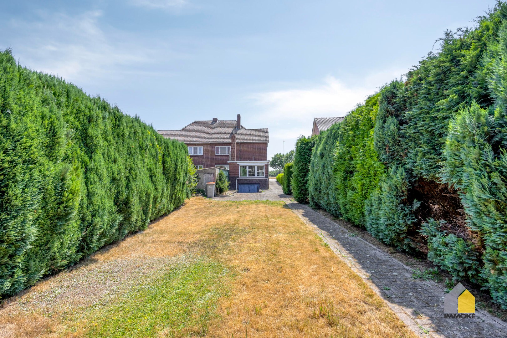 Karaktervolle, halfvrijstaande woning op 7a 31ca met aangrenzend weiland 16a 50ca. 
