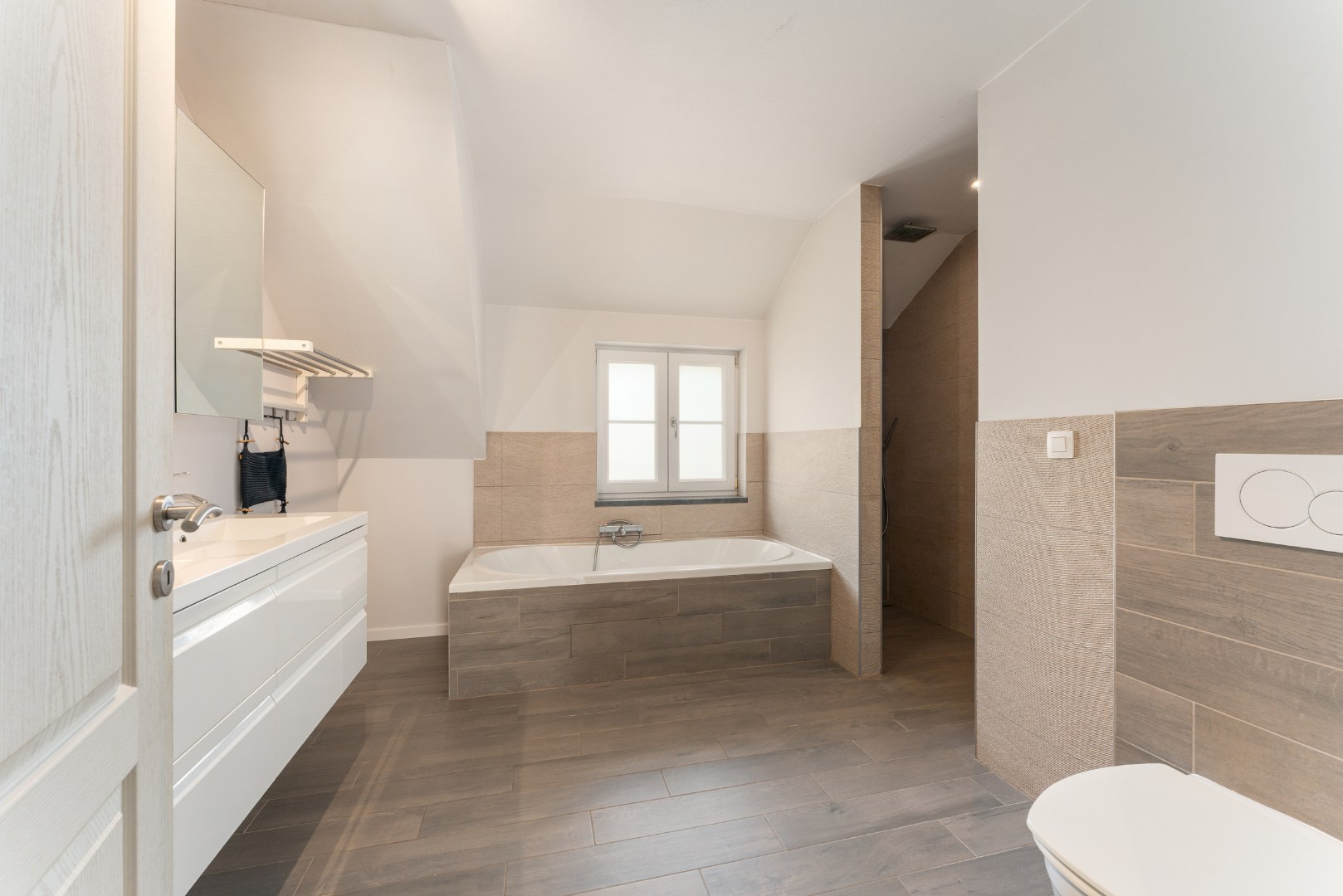 Ruime en recente halfopen bebouwing met 3 volwaardige slaapkamers 