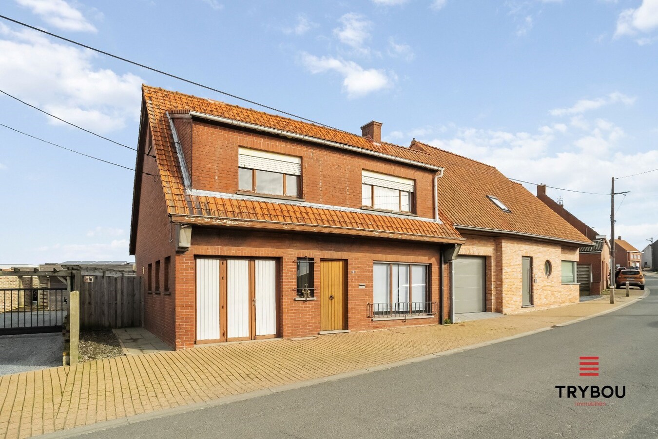 Halfopen woning met drie slaapkamers op ruim perceel van 770 m² 
