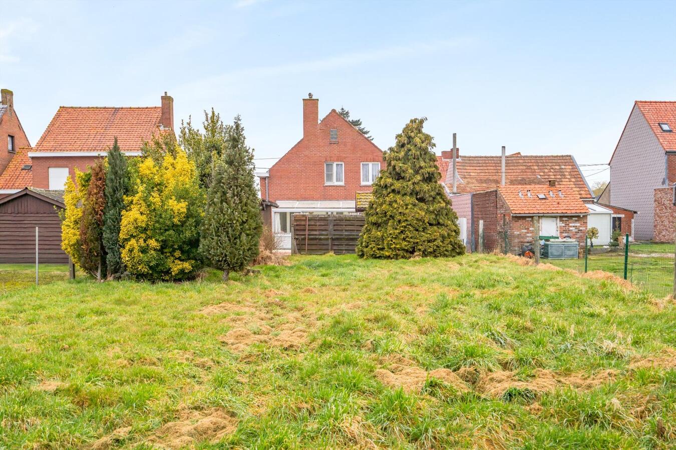 Uitstekend onderhouden halfopen woning met grote tuin 