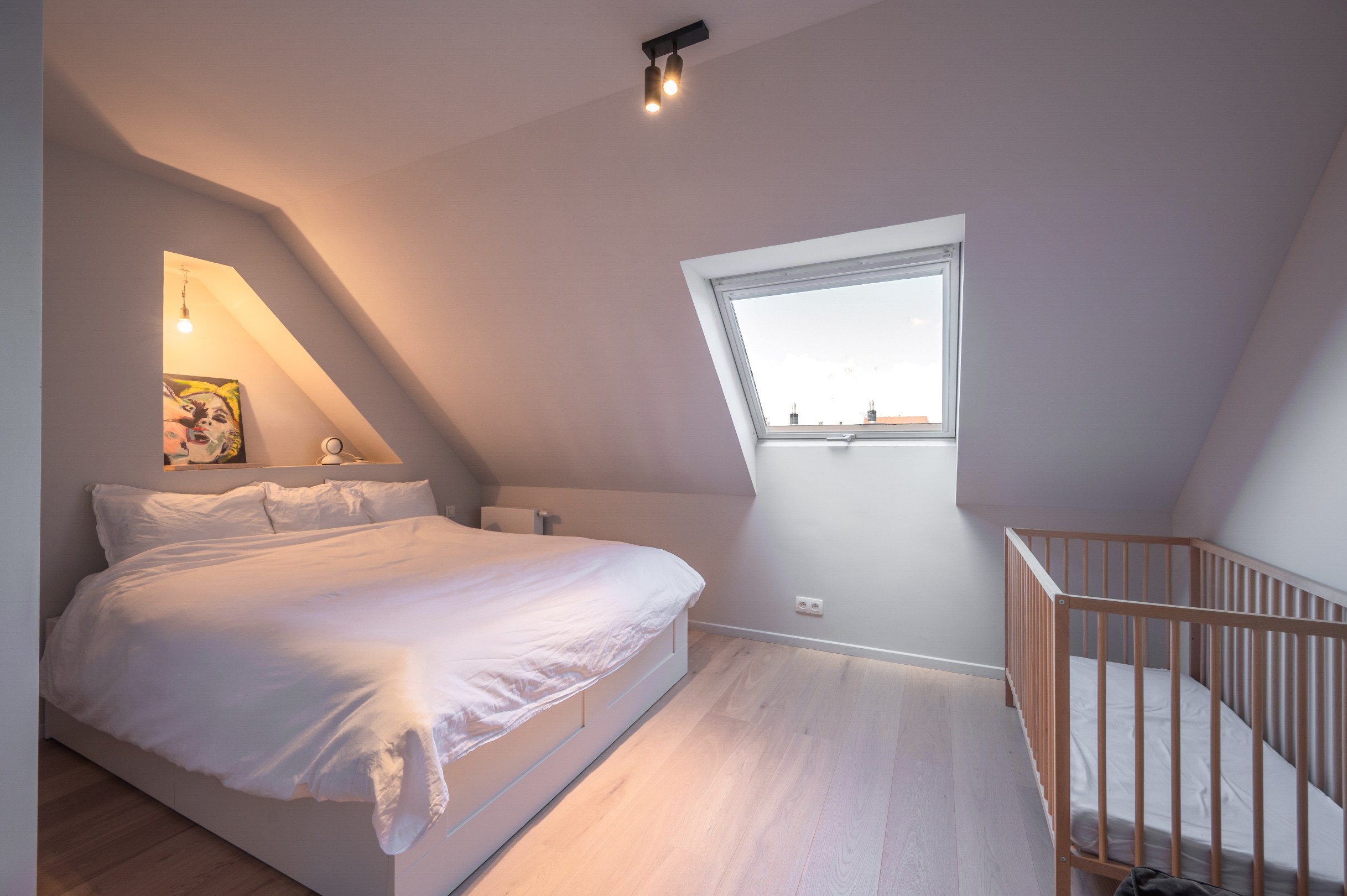Stijlvol appartement met 2 zonnige terrassen op een toplocatie in Knokke Centraal gelegen tussen zeedijk en Lippenslaan. 