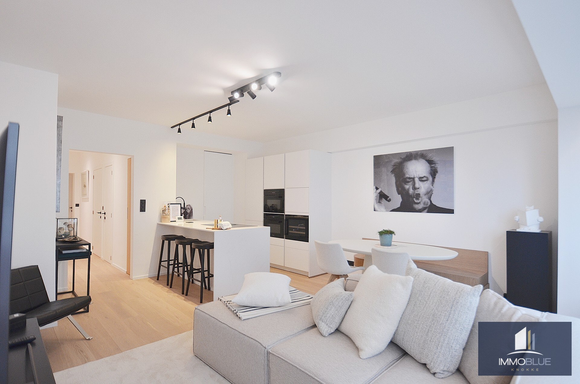 Appartement entièrement rénové avec une belle vue sur la mer. 