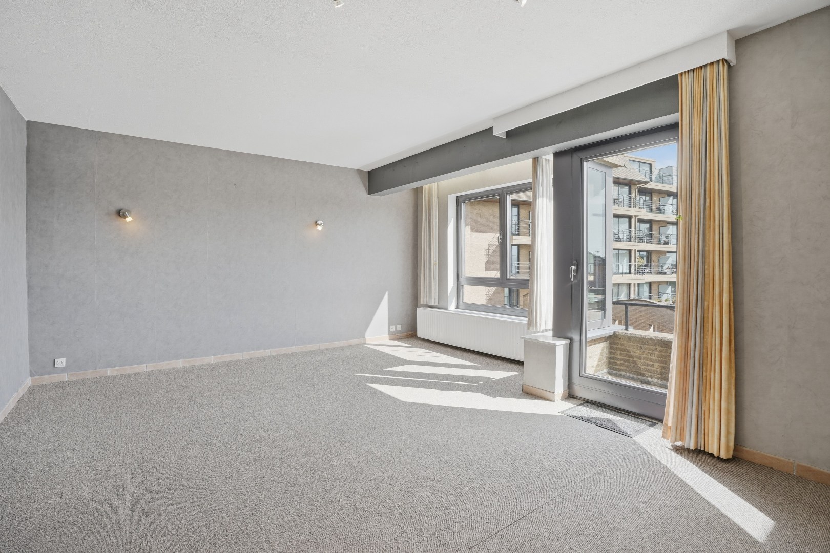 Op te frissen 2-slaapkamerappartement (73m²) te Koksijde Sint-Idesbald. 