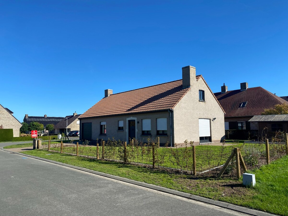 Ruime alleenstaande woning met 2 slpks en garage 