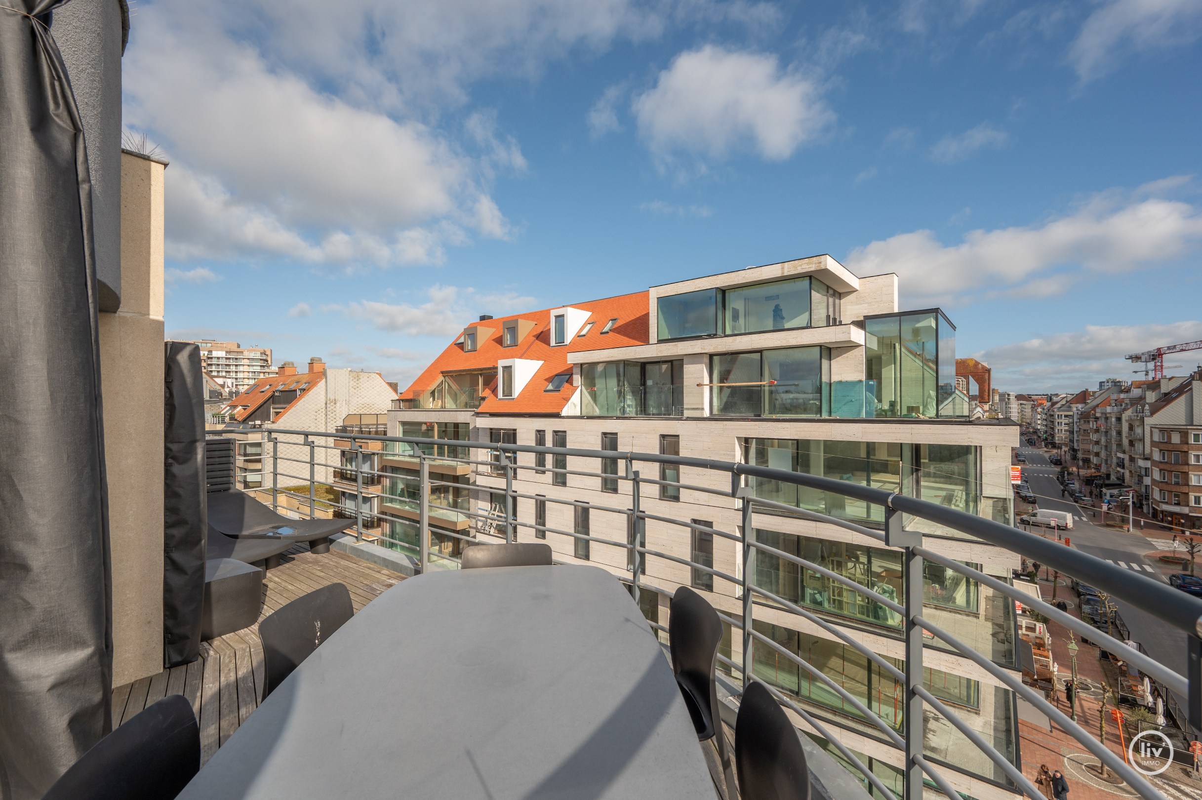 Uniek HOEK duplexappartement/penthouse met panoramisch uitzicht over de Dumortierlaan te Knokke. 